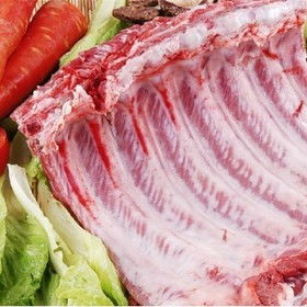 农村集市买猪肉，老农教你几招，轻松分辨鲜猪肉和死猪肉